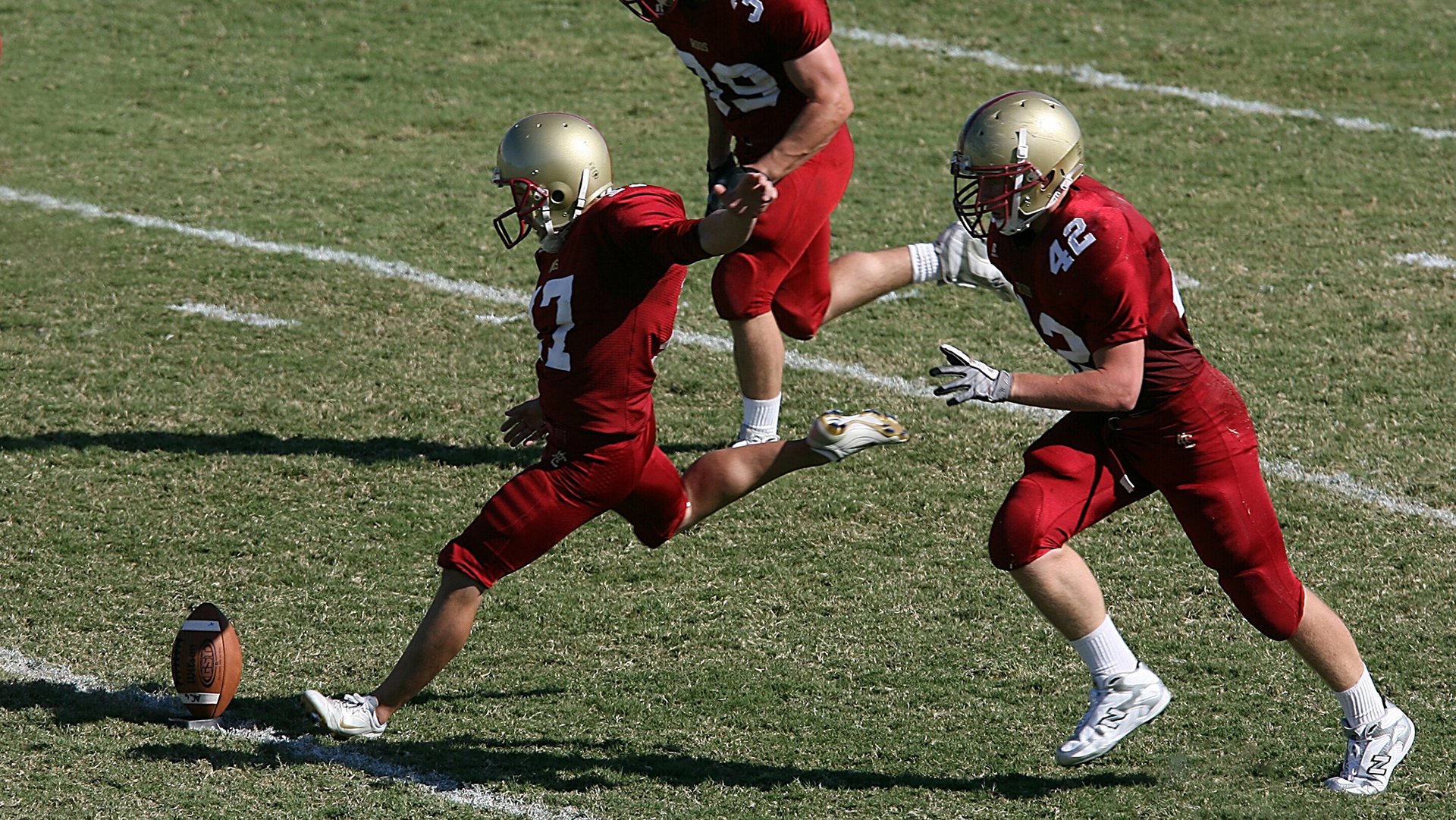 青少年篮球营增加模拟比赛实战操作提升训练效果，青少年篮球队训练视频